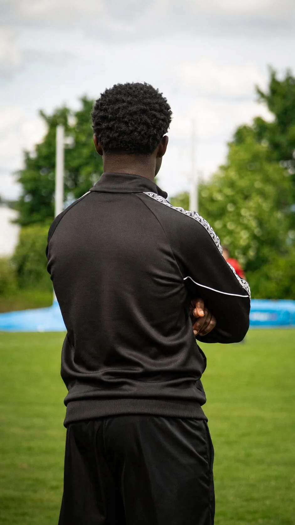 Ricardo am Fussballspiel beobachten Ric the Coach Fussballschule Academy Training für Kinder in Zürich Regensdorf mit privatem Fussballtraining