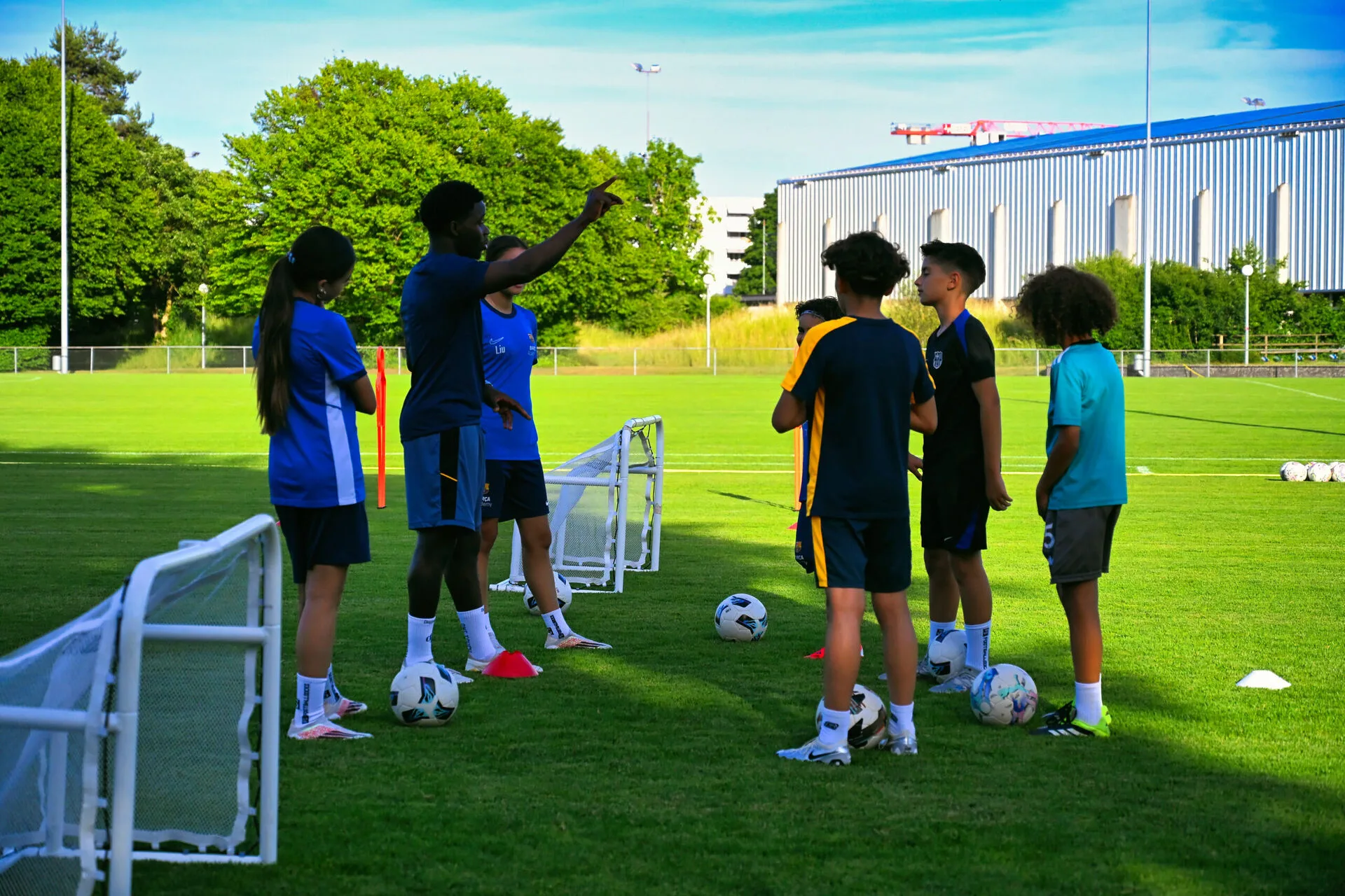 Ric am instruieren Ric the Coach Fussballschule Academy Training für Kinder in Zürich Regensdorf mit privatem Fussballtraining
